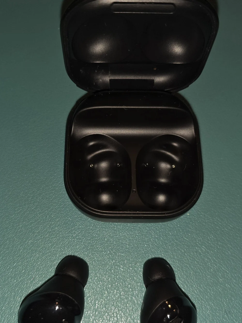 Samsung Black Earbud Charging Case Includes Ear Plugs